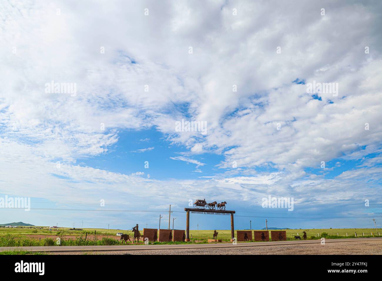 Figure or silhouette of a horse-drawn wagon from the cowboy world of the old west at the arched entrance to the Emiliano Zapata Cananea ejido, Sonora, Mexico, Aug 10, 2024. Steel sculpture (photo by Luis Gutierrez/ Norte Photo)  Figura o silueta de carreta de caballo del mundo vaquero  del viejo oeste en la entrada de arco al ejido Emiliano Zapata Cananea Sonora Mexico 10 Ago 2024. Escultura de acero  (photo by Luis Gutierrez/ Norte Photo) Stock Photo