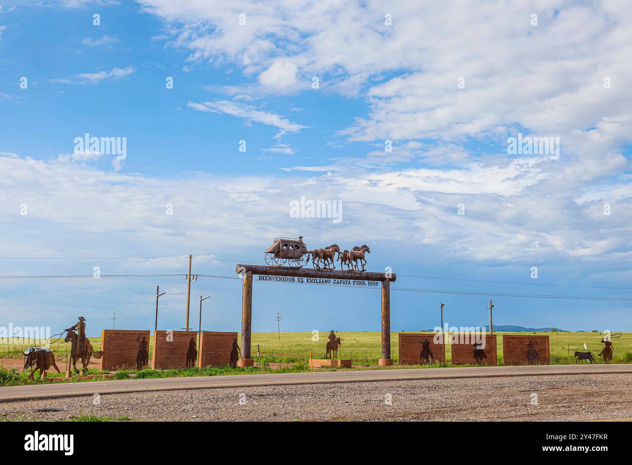 Figure or silhouette of a horse-drawn wagon from the cowboy world of the old west at the arched entrance to the Emiliano Zapata Cananea ejido, Sonora, Mexico, Aug 10, 2024. Steel sculpture (photo by Luis Gutierrez/ Norte Photo)  Figura o silueta de carreta de caballo del mundo vaquero  del viejo oeste en la entrada de arco al ejido Emiliano Zapata Cananea Sonora Mexico 10 Ago 2024. Escultura de acero  (photo by Luis Gutierrez/ Norte Photo) Stock Photo