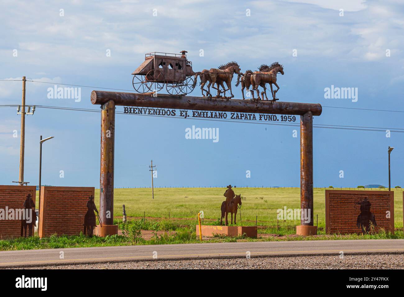 Figure or silhouette of a horse-drawn wagon from the cowboy world of the old west at the arched entrance to the Emiliano Zapata Cananea ejido, Sonora, Mexico, Aug 10, 2024. Steel sculpture (photo by Luis Gutierrez/ Norte Photo)  Figura o silueta de carreta de caballo del mundo vaquero  del viejo oeste en la entrada de arco al ejido Emiliano Zapata Cananea Sonora Mexico 10 Ago 2024. Escultura de acero  (photo by Luis Gutierrez/ Norte Photo) Stock Photo