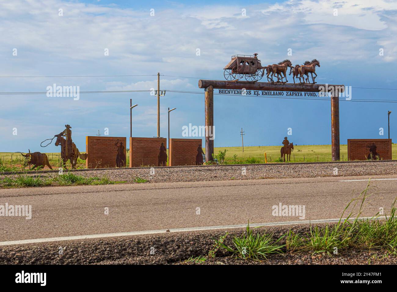 Figure or silhouette of a horse-drawn wagon from the cowboy world of the old west at the arched entrance to the Emiliano Zapata Cananea ejido, Sonora, Mexico, Aug 10, 2024. Steel sculpture (photo by Luis Gutierrez/ Norte Photo)  Figura o silueta de carreta de caballo del mundo vaquero  del viejo oeste en la entrada de arco al ejido Emiliano Zapata Cananea Sonora Mexico 10 Ago 2024. Escultura de acero  (photo by Luis Gutierrez/ Norte Photo) Stock Photo