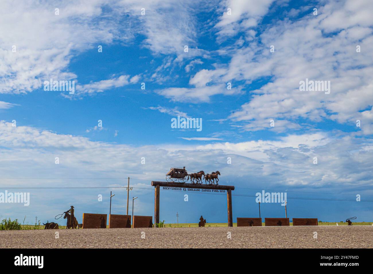 Figure or silhouette of a horse-drawn wagon from the cowboy world of the old west at the arched entrance to the Emiliano Zapata Cananea ejido, Sonora, Mexico, Aug 10, 2024. Steel sculpture (photo by Luis Gutierrez/ Norte Photo)  Figura o silueta de carreta de caballo del mundo vaquero  del viejo oeste en la entrada de arco al ejido Emiliano Zapata Cananea Sonora Mexico 10 Ago 2024. Escultura de acero  (photo by Luis Gutierrez/ Norte Photo) Stock Photo