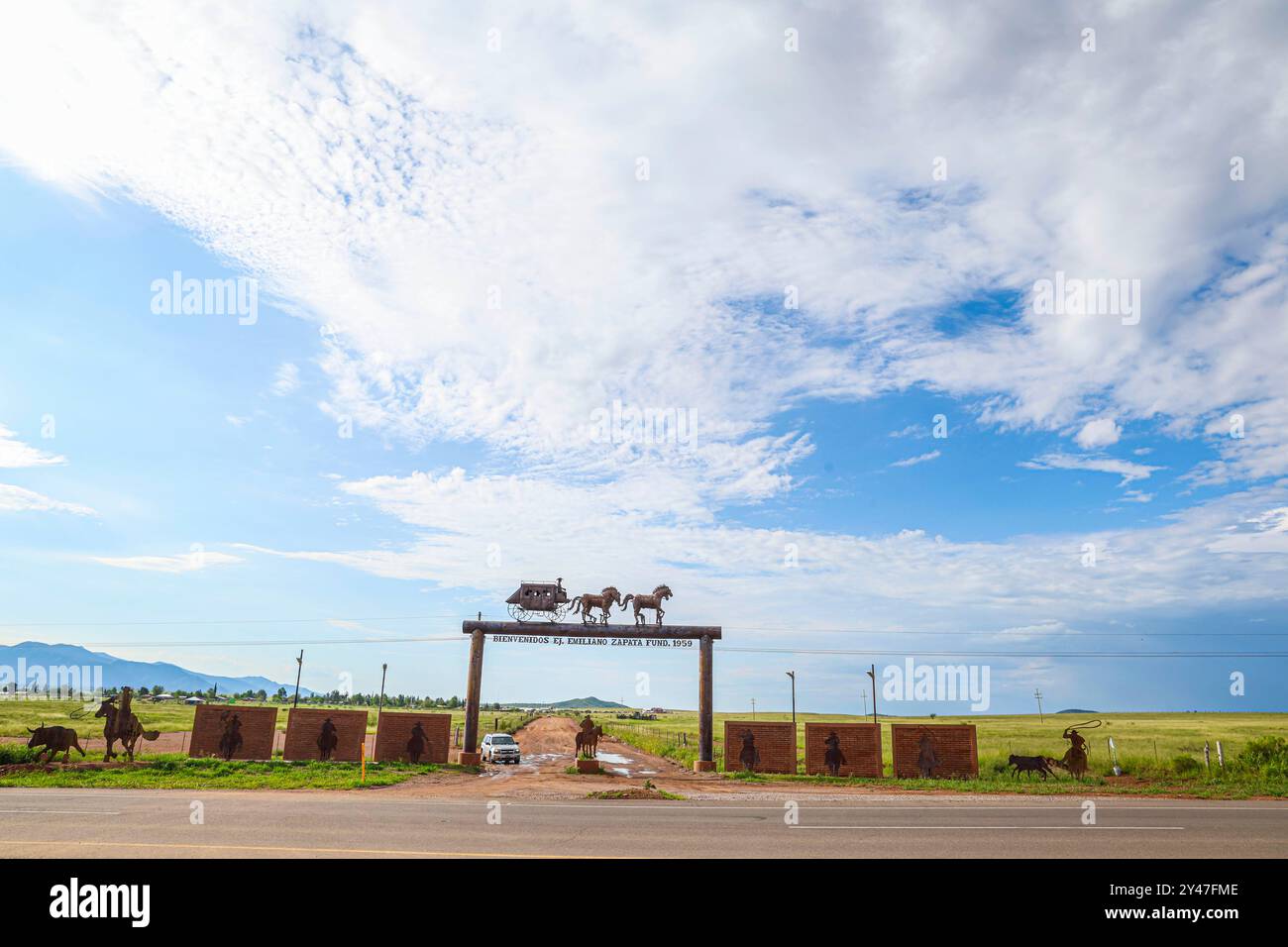 Figure or silhouette of a horse-drawn wagon from the cowboy world of the old west at the arched entrance to the Emiliano Zapata Cananea ejido, Sonora, Mexico, Aug 10, 2024. Steel sculpture (photo by Luis Gutierrez/ Norte Photo)  Figura o silueta de carreta de caballo del mundo vaquero  del viejo oeste en la entrada de arco al ejido Emiliano Zapata Cananea Sonora Mexico 10 Ago 2024. Escultura de acero  (photo by Luis Gutierrez/ Norte Photo) Stock Photo