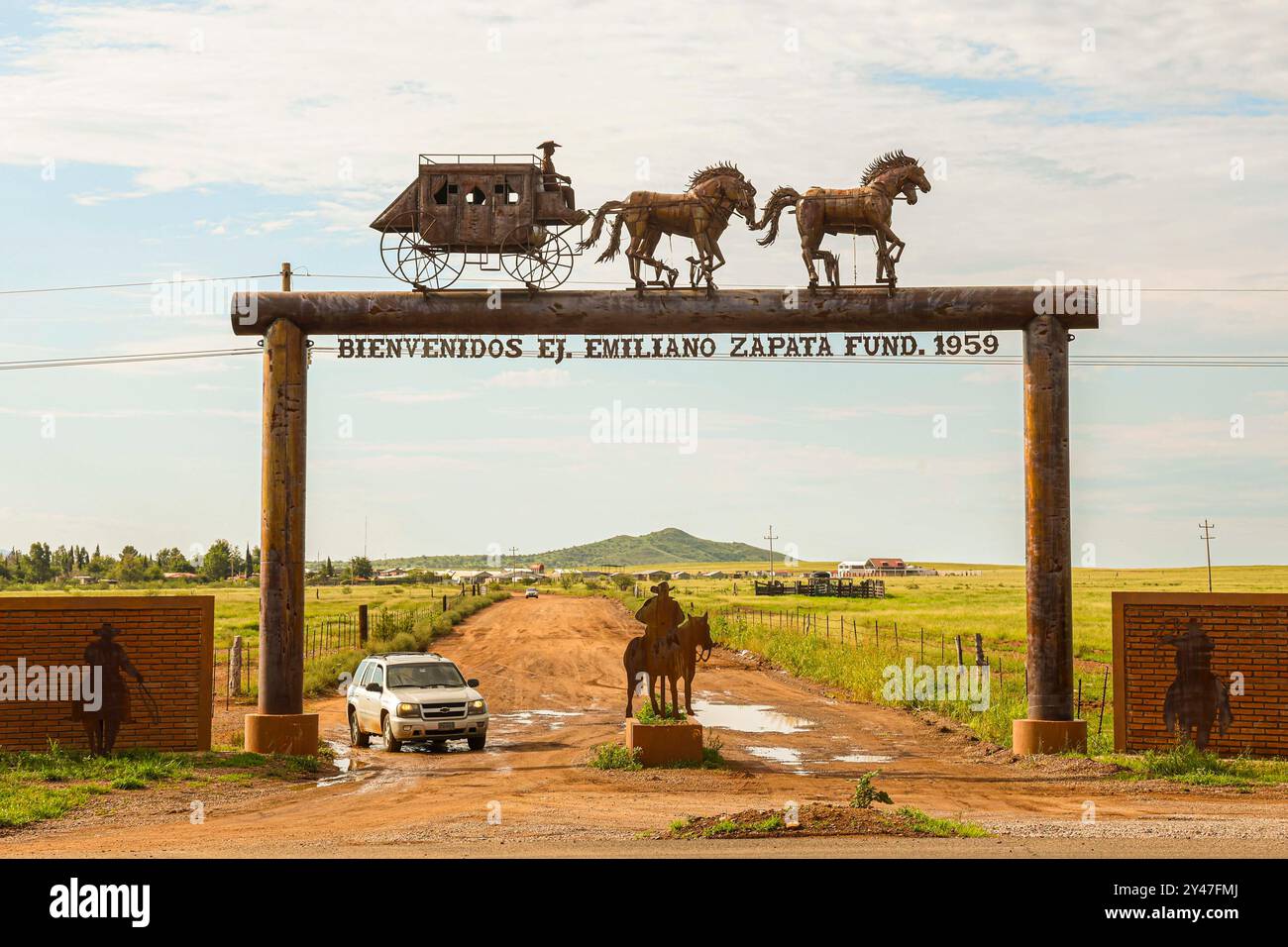 Figure or silhouette of a horse-drawn wagon from the cowboy world of the old west at the arched entrance to the Emiliano Zapata Cananea ejido, Sonora, Mexico, Aug 10, 2024. Steel sculpture (photo by Luis Gutierrez/ Norte Photo)  Figura o silueta de carreta de caballo del mundo vaquero  del viejo oeste en la entrada de arco al ejido Emiliano Zapata Cananea Sonora Mexico 10 Ago 2024. Escultura de acero  (photo by Luis Gutierrez/ Norte Photo) Stock Photo
