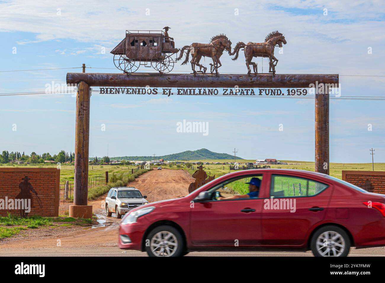 Figure or silhouette of a horse-drawn wagon from the cowboy world of the old west at the arched entrance to the Emiliano Zapata Cananea ejido, Sonora, Mexico, Aug 10, 2024. Steel sculpture (photo by Luis Gutierrez/ Norte Photo)  Figura o silueta de carreta de caballo del mundo vaquero  del viejo oeste en la entrada de arco al ejido Emiliano Zapata Cananea Sonora Mexico 10 Ago 2024. Escultura de acero  (photo by Luis Gutierrez/ Norte Photo) Stock Photo