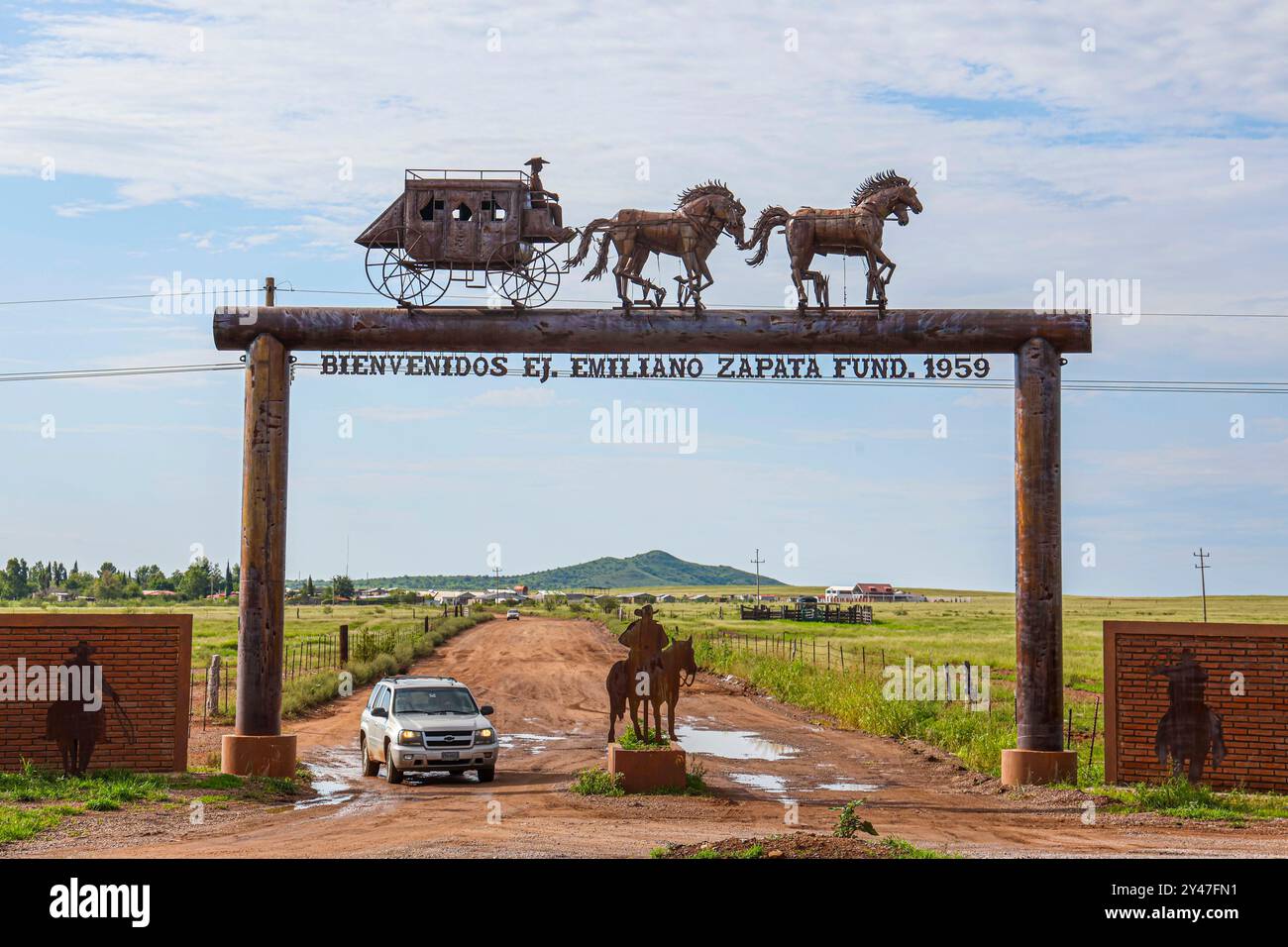 Figure or silhouette of a horse-drawn wagon from the cowboy world of the old west at the arched entrance to the Emiliano Zapata Cananea ejido, Sonora, Mexico, Aug 10, 2024. Steel sculpture (photo by Luis Gutierrez/ Norte Photo)  Figura o silueta de carreta de caballo del mundo vaquero  del viejo oeste en la entrada de arco al ejido Emiliano Zapata Cananea Sonora Mexico 10 Ago 2024. Escultura de acero  (photo by Luis Gutierrez/ Norte Photo) Stock Photo