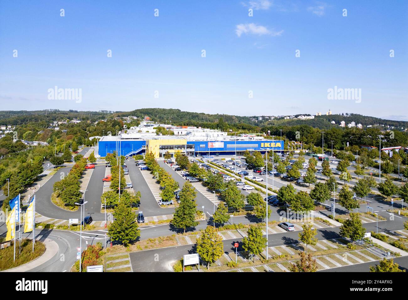 Luftaufnahme. Die Ikea Filiale auf dem Siegener Heidenberg in Siegen, Gebaeude Gebäude mit Logo. Im Vordergrund befindet sich der Parkplatz. IKEA am 17.09.2024 in Siegen/Deutschland. *** Aerial view The Ikea store on the Siegen Heidenberg in Siegen, building building with logo In the foreground is the parking lot IKEA on 17 09 2024 in Siegen Germany Stock Photo