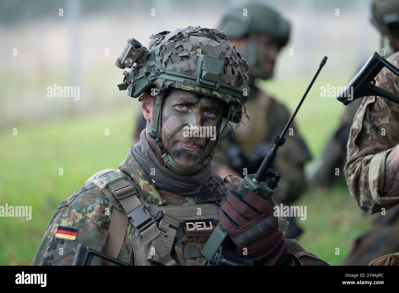 ❤世界の軍隊・特殊部隊・SP・警察機関でも使用♪❤照射距離800m❣懐中電灯 illustration of a world war two soldier talking on radio