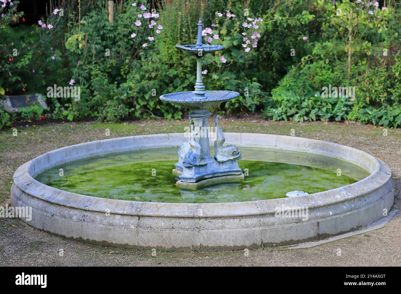 Victorian fountain water garden hi-res stock photography and