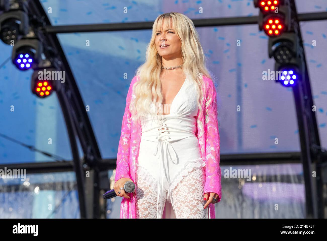 Gluecksgefuehle Festival 2024 S ngerin Mia Julia Br ckner Beim gluecksgefuehle-festival-2024-s-ngerin-mia-julia-br-ckner-beim