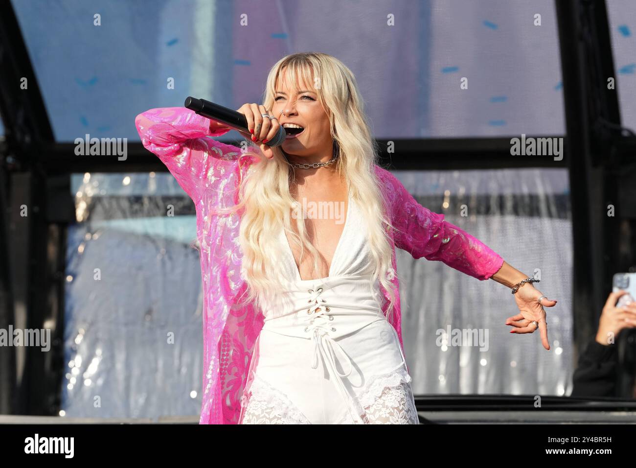 Gluecksgefuehle Festival 2024 S ngerin Mia Julia Br ckner Beim gluecksgefuehle-festival-2024-s-ngerin-mia-julia-br-ckner-beim
