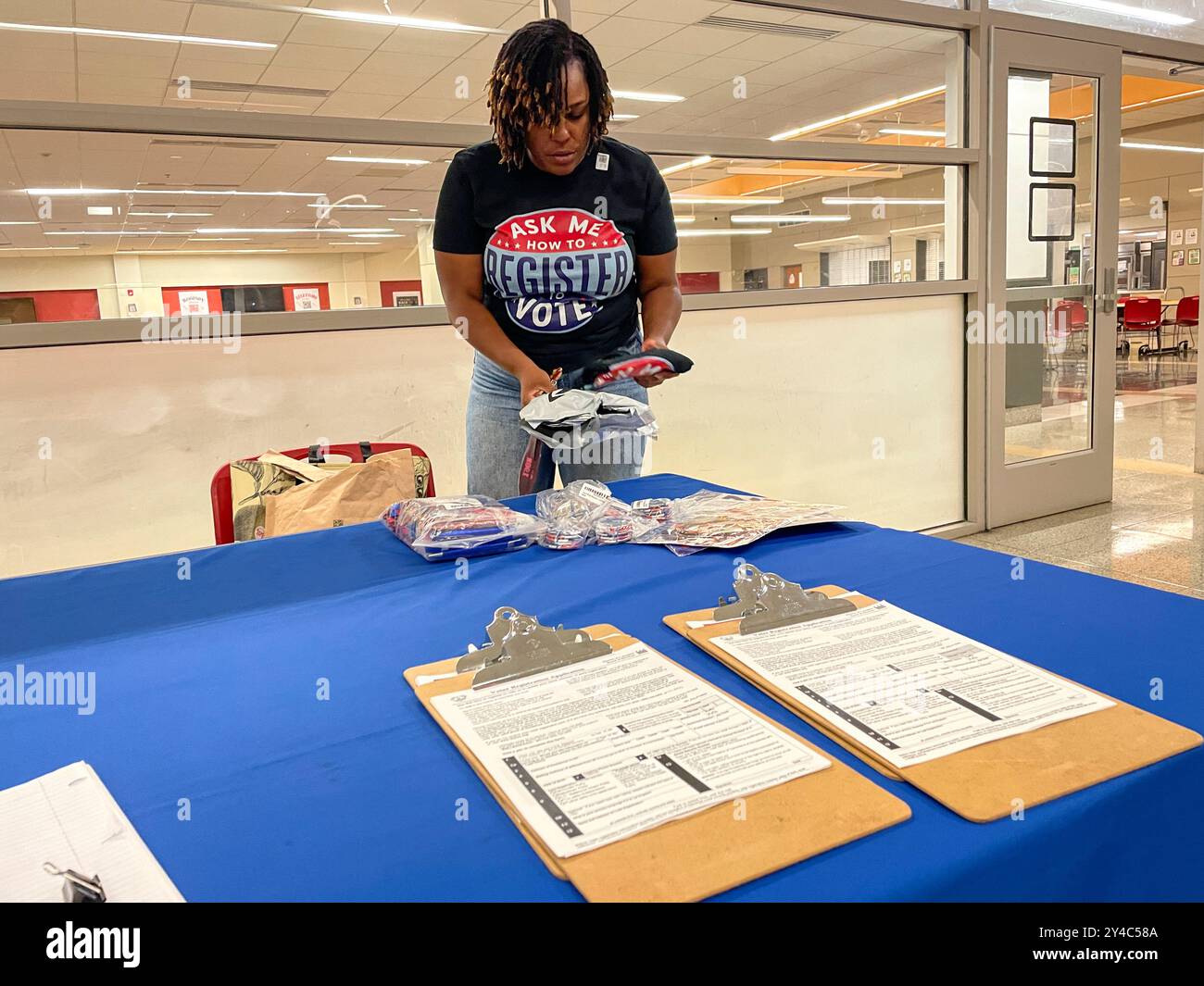 Student voter registration drive hi-res stock photography and images ...