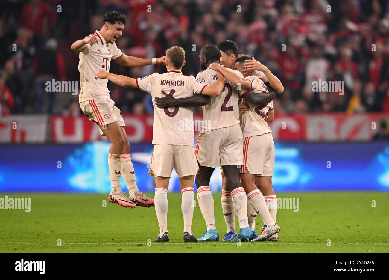 TOR zum 2:0 Raphael Guerreiro FC Bayern Muenchen FCB (22) Torjubel ...