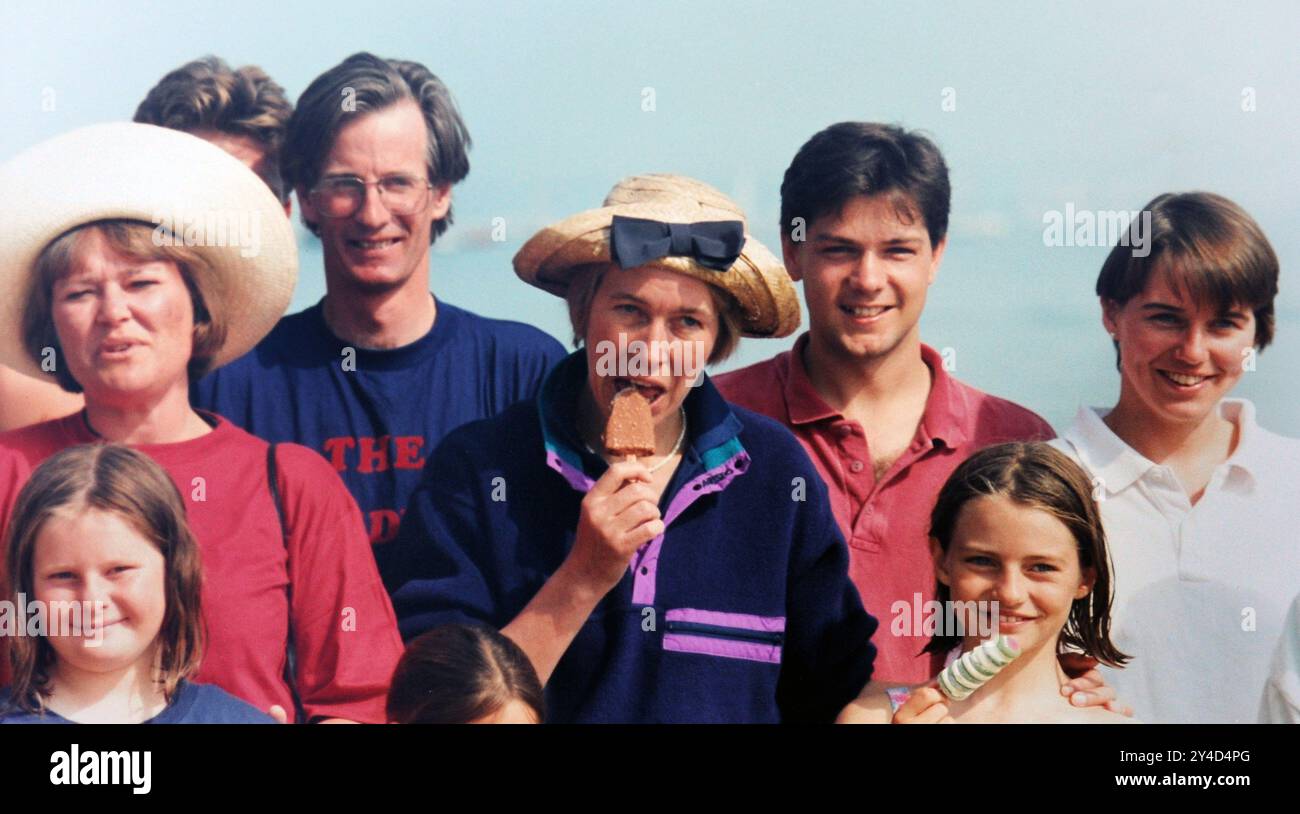 MINISTER OF HEALTH VIRGINIA BOTTOMLEY ON HOLIDAY  WIT HER FAMILY ON THE ISLE OF WIGHT, 1993 PIC MIKE WALKER, 1993 Stock Photo