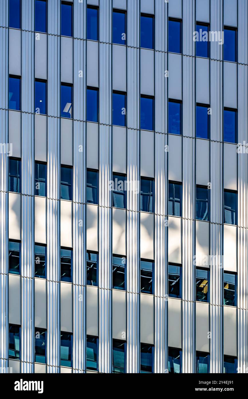 Building made of metal structures hi-res stock photography and images ...