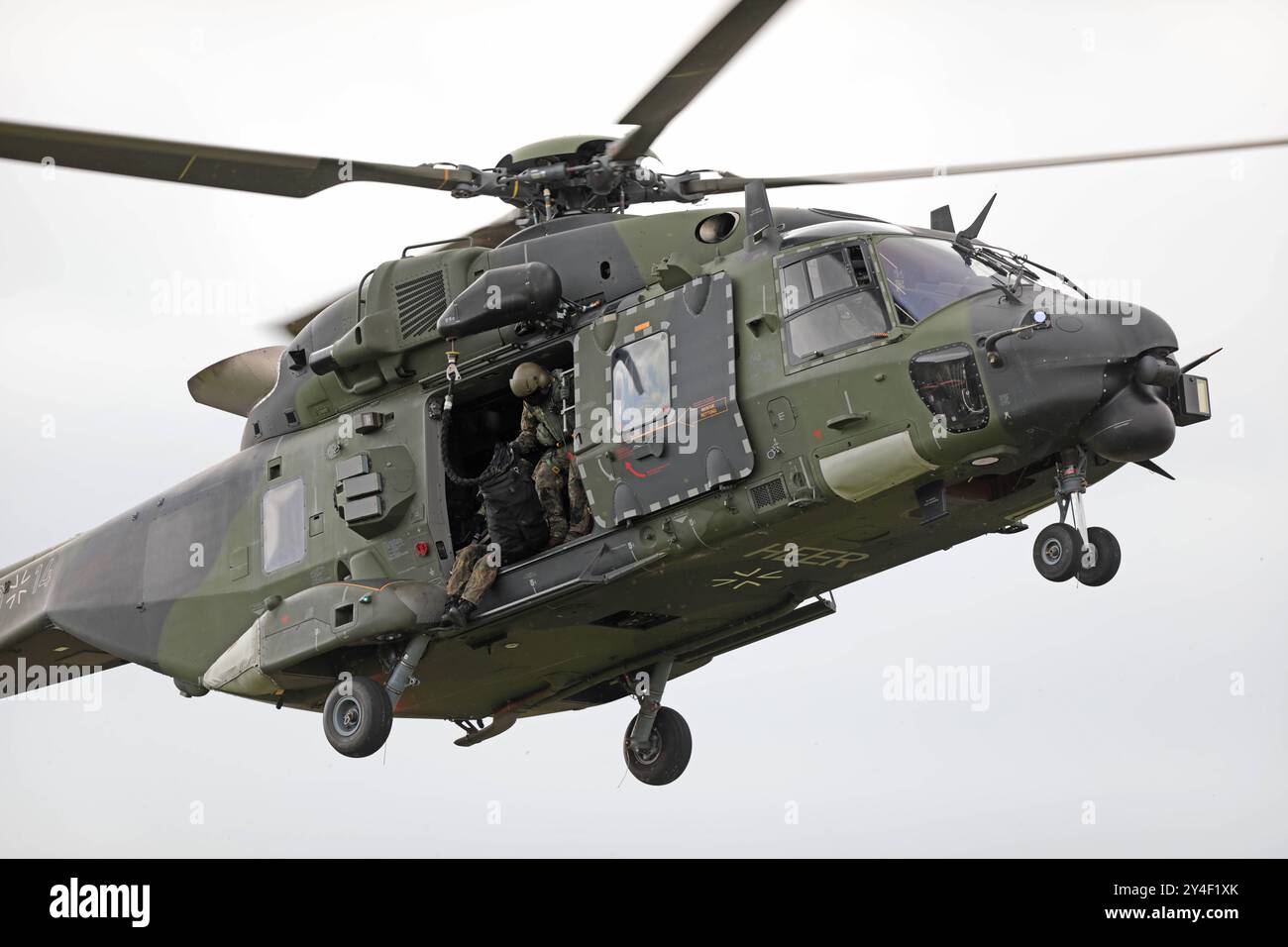 Nh90 Fast Ropes Ein mittelschwerer Transporthubschrauber vom Typ NH90 der Bundeswehr ...