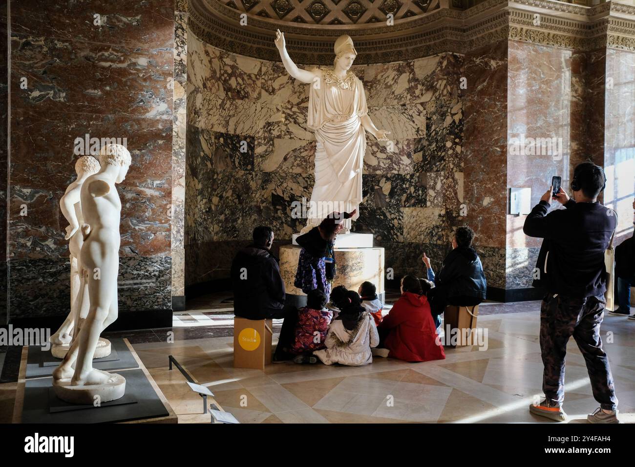 Paris (France): tourists in the hall of the Louvre Museum under the structure of the Great Pyramid. Here, a group of tourists and a guide in front of Stock Photo