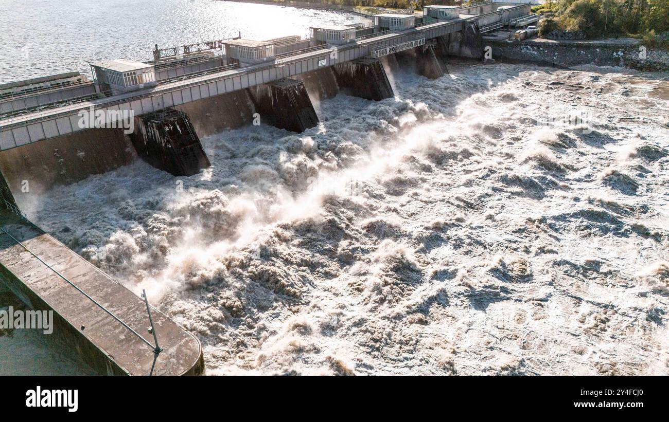 18.09.2024, Ranshofen, AUT, Unterwegs in Oberösterreich, Hochwasser 2024, Kraftwerk Ranshofen, im Bild Kontrolliertes Ablassen auch am Kraftwerk Ranshofen, Luftaufnahme, *** 18 09 2024, Ranshofen, AUT, On the road in Upper Austria, Flood 2024, Ranshofen power plant, in the picture controlled discharge also at the Ranshofen power plant, aerial view, Stock Photo