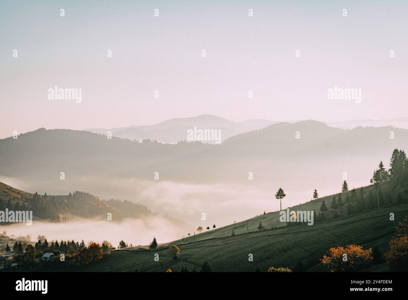 Rolling hills covered mist hi-res stock photography and images - Alamy