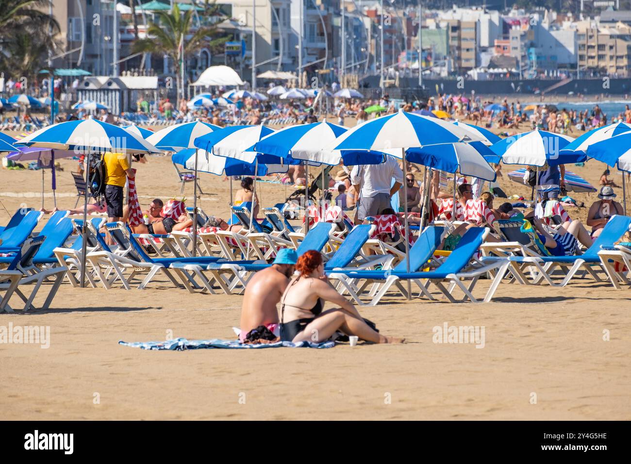 Gran Canaria, Canary Islands, Spain, 18th September 2024. Tourists, many British, trying to keep cool on the city beach in Las Palmas as temperatures reach 33 degrees Celsius. Credit: Alan Dawson/Alamy Live News. Stock Photo