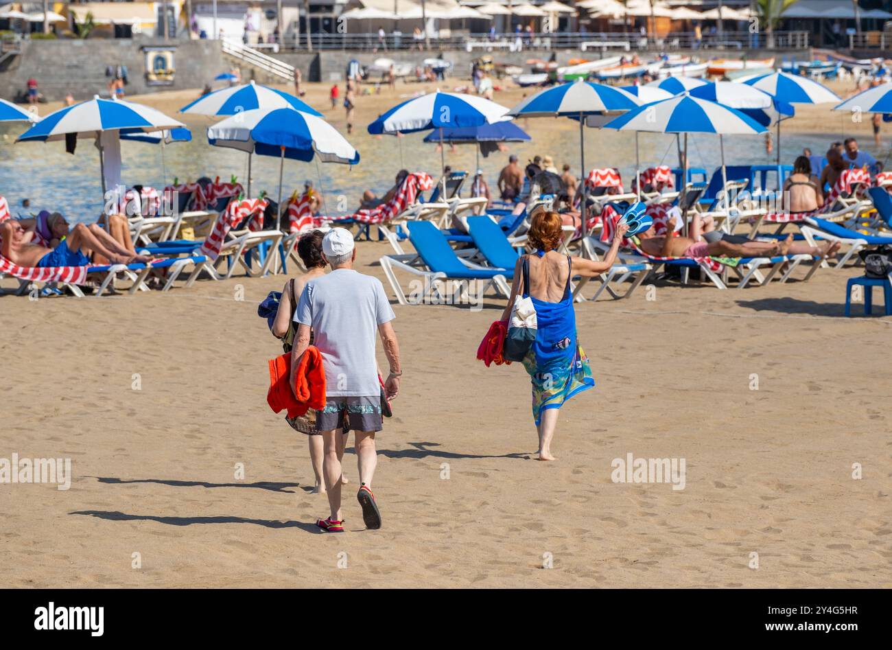 Gran Canaria, Canary Islands, Spain, 18th September 2024. Tourists, many British, trying to keep cool on the city beach in Las Palmas as temperatures reach 33 degrees Celsius. Credit: Alan Dawson/Alamy Live News. Stock Photo