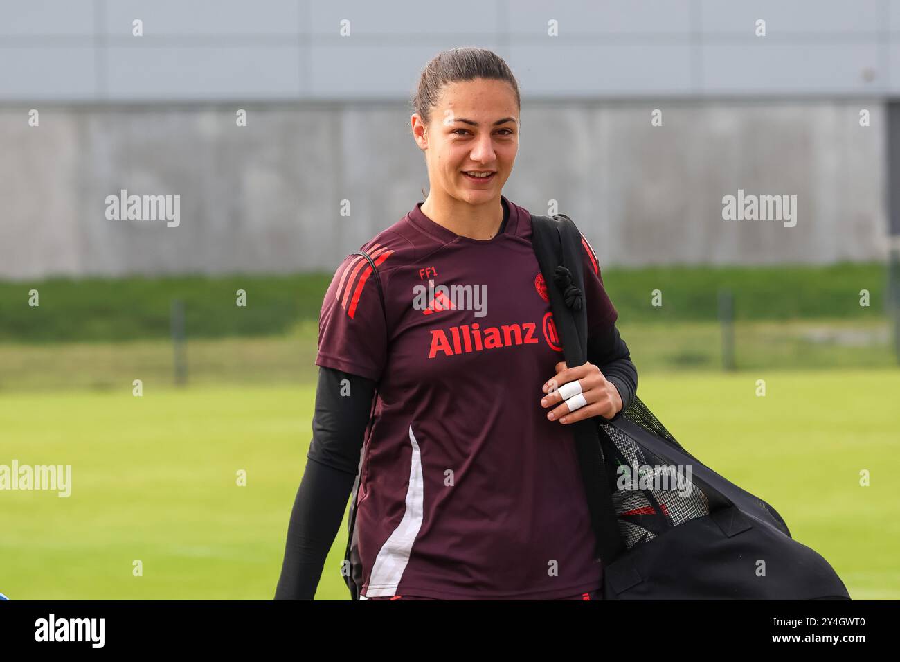 Maria Luisa Grohs (FC Bayern Muenchen, 01) auf dem Weg zum Trainingsplatz,  Oeffentliches Training. FC Bayern Muenchen Frauen, Fussball, Saison 24/25, 18.09.2024,  Foto: Eibner-Pressefoto/Jenni Maul Stock Photo