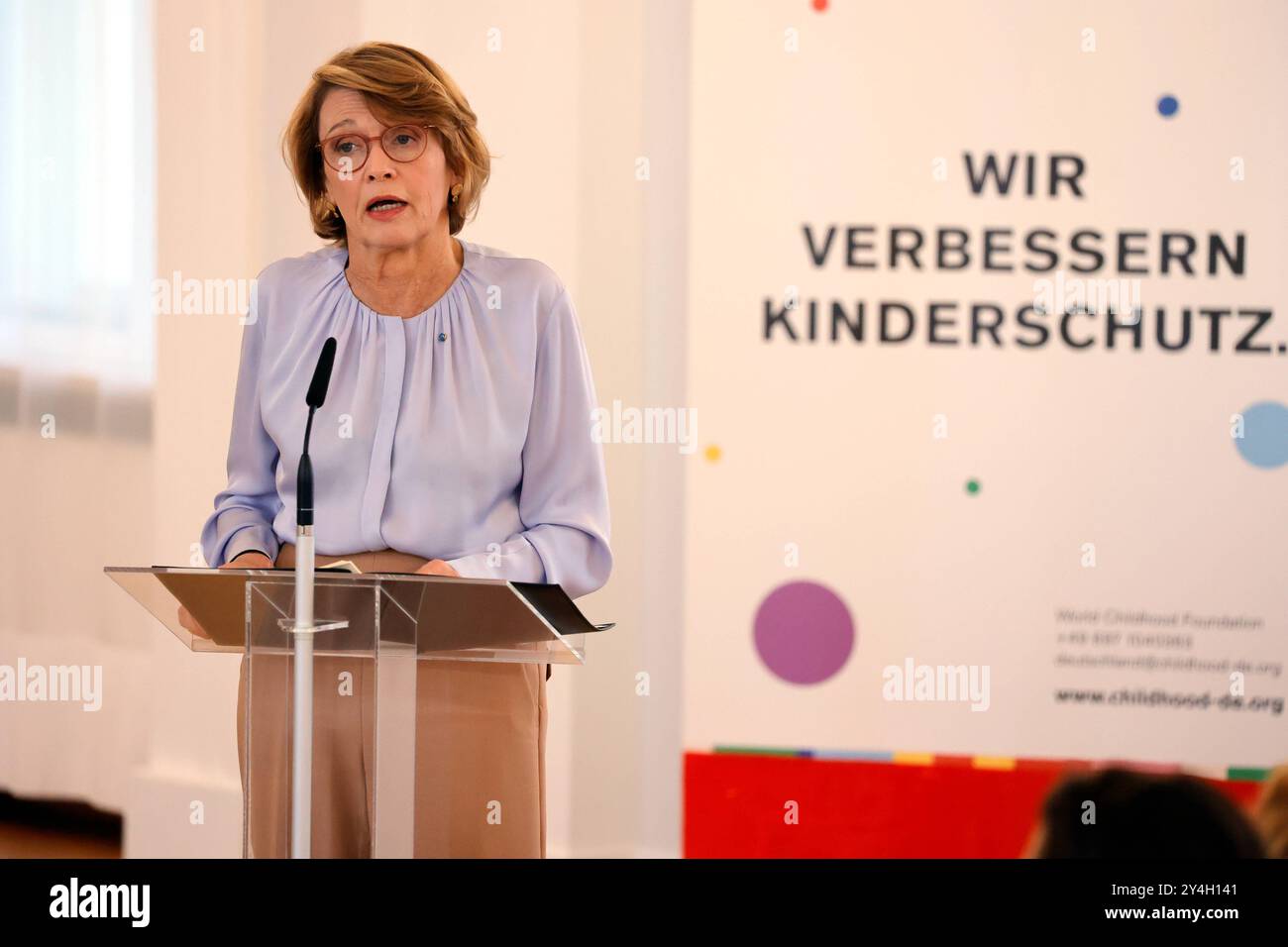 Elke Büdenbender, Deutschland, Berlin, Schloss Bellevue, Round-Table zu sexualisierter Gewalt gegen Kinder und Jugendliche mit Elke Büdenbender und Königin Silvia von Schweden zum 25-jährigen Jubiläum der World Childhood Foundation *** Elke Büdenbender, Germany, Berlin, Schloss Bellevue, Round Table on sexualized violence against children and adolescents with Elke Büdenbender and Queen Silvia of Sweden on the occasion of the 25th anniversary of the World Childhood Foundation Stock Photo