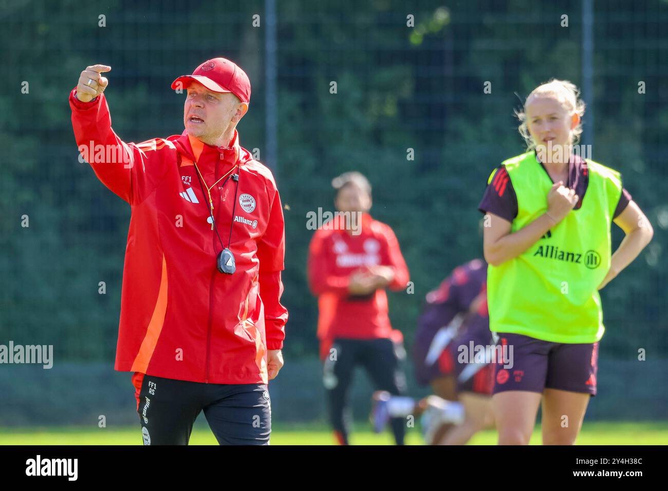 Muenchen, Deutschland. 18th Sep, 2024. Alexander Straus (FC Bayern Muenchen, Trainer) zeigend, zeigt, Gesten, gestikulierend, beim Training, Oeffentliches Training. FC Bayern Muenchen Frauen, Fussball, Saison 24/25, 18.09.2024, Foto: Eibner-Pressefoto/Jenni Maul Credit: dpa/17�Թ����� Live News Stock Photo