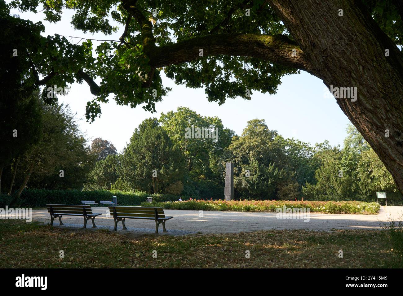 Mahnmal für die Familie Rothschild am einstigen Palais Grüneburg, Stele, Grüneburgpark, Westend, Frankfurt Stock Photo