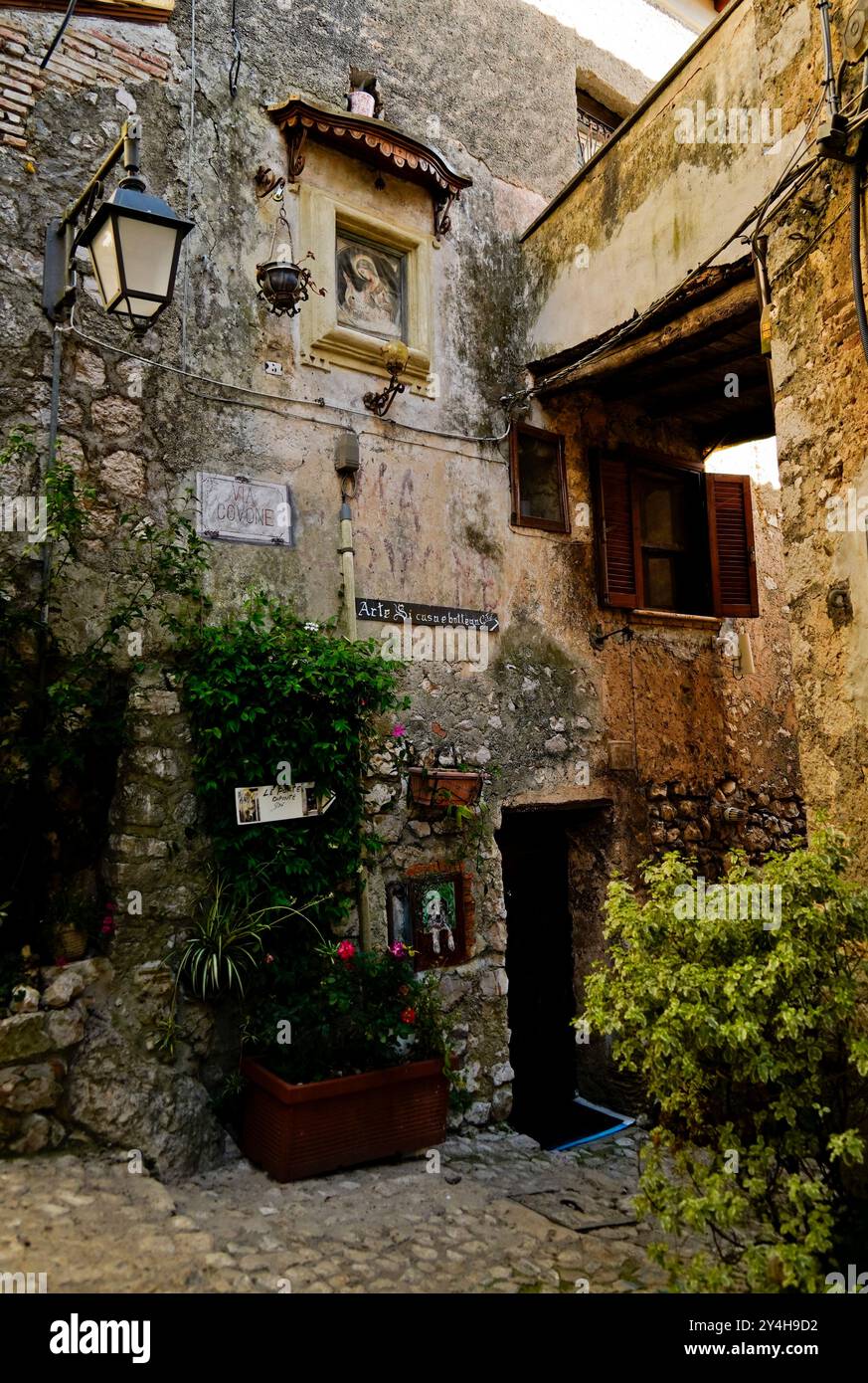 Fumone hi-res stock photography and images - Alamy, image size:873x1390