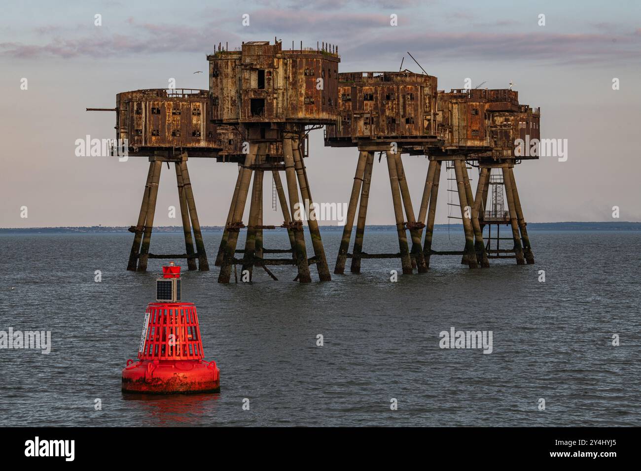 World War II Red Sands Maunsell Forts In The Thames Estuary Stock Photo world-war-ii-red-sands-maunsell-forts-in-the-thames-estuary-stock-photo