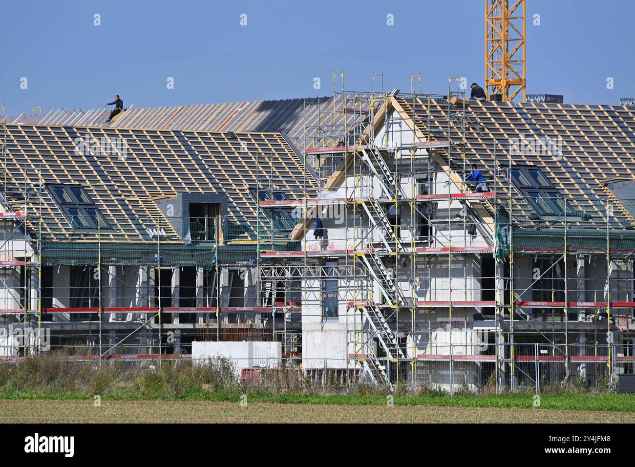 Neubauwohnungen in Kirchheim bei Muenchen, Baubranche,Neubau,Gebaeude,Komplex, Eigentumswohnungen, Immobilie,Wohnungsbau,Mietwohnung,Miete, Bauboom,Mietshaus,Neubau, bauen,Bau,Baugewerbe,Immobilien, Baugewerbe,Ballungsgebiet,Baugebiet. Speckguertel,Immobilienblase,Rohbau,Immobilienkrise, Baustelle. *** New apartments in Kirchheim near Munich, construction industry, new construction, building, complex, condominiums, real estate, residential construction, rental apartment, rent, construction boom, apartment building, new construction, building, construction industry, real estate, construction in Stock Photo