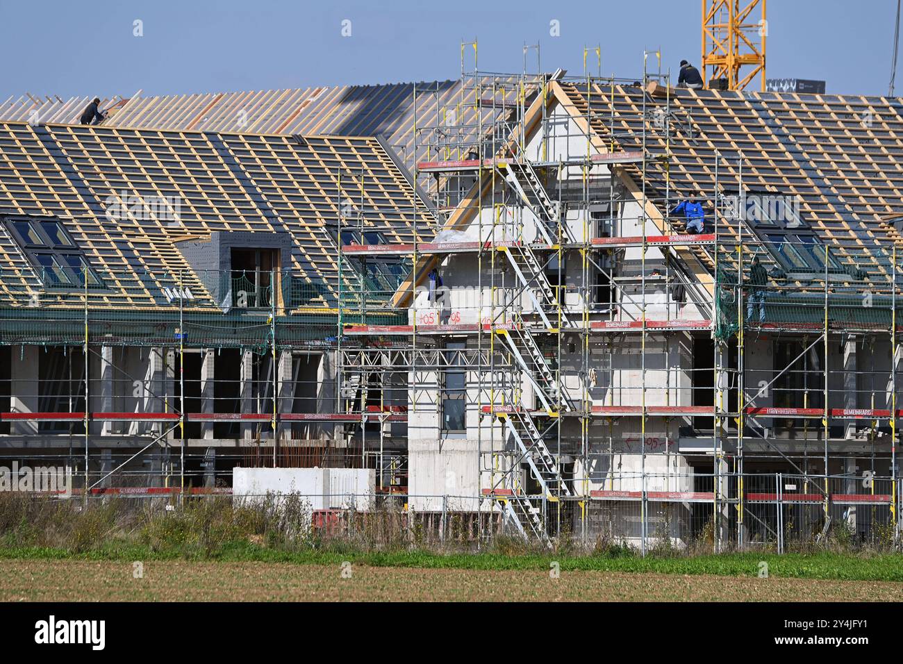 Neubauwohnungen in Kirchheim bei Muenchen, Baubranche,Neubau,Gebaeude,Komplex, Eigentumswohnungen, Immobilie,Wohnungsbau,Mietwohnung,Miete, Bauboom,Mietshaus,Neubau, bauen,Bau,Baugewerbe,Immobilien, Baugewerbe,Ballungsgebiet,Baugebiet. Speckguertel,Immobilienblase,Rohbau,Immobilienkrise, Baustelle. *** New apartments in Kirchheim near Munich, construction industry, new construction, building, complex, condominiums, real estate, residential construction, rental apartment, rent, construction boom, apartment building, new construction, building, construction industry, real estate, construction in Stock Photo