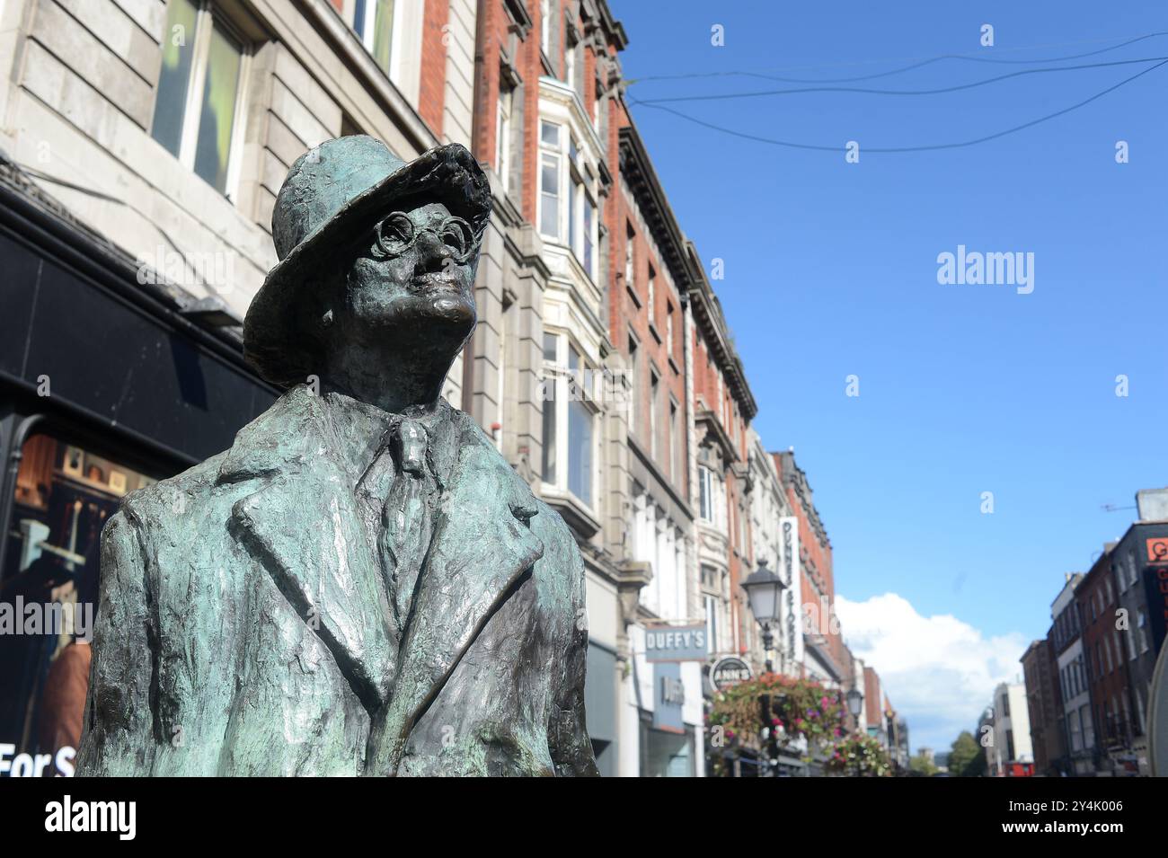 James joyce statue dublin hi-res stock photography and images - Alamy
