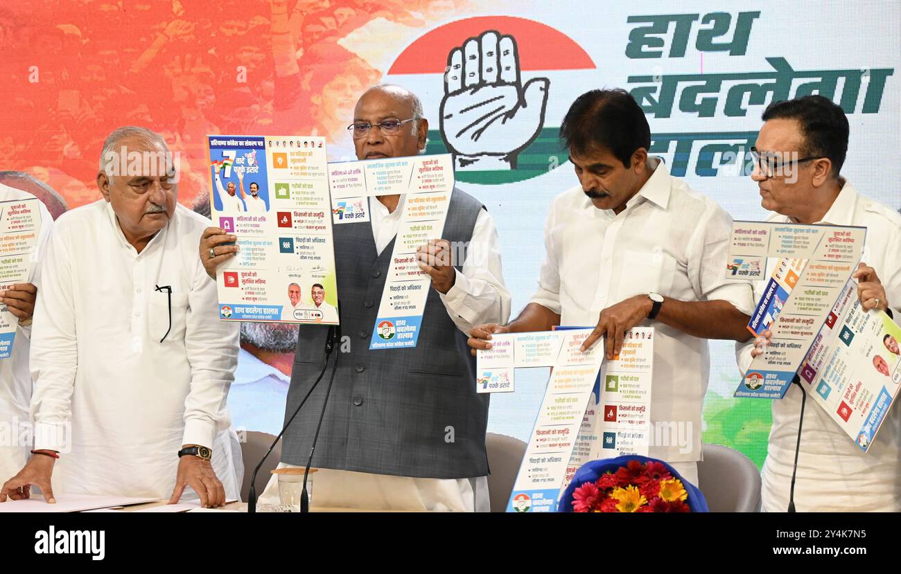 NEW DELHI, INDIA - SEPTEMBER 18: Congress Party national President Mallikarjun Kharge along with Party Sr leaders, Former Chief Minister Haryana Bhupinder Hooda, General Secretary of AICC KC Venugopal, Ajay Makan, Former Chief Minister of Rajasthan Ashok Gehlot, Leader of Opposition, Punjab Legislative Assembly Partap Singh Bajwa, Haryana Congress President Udai Bhan released 7th Guarantees for Haryana for upcmoing election during a Press conference at AICC HQ on September 18, 2024 in New Delhi, India. (Photo by Sonu Mehta/Hindustan Times/Sipa USA) Stock Photo