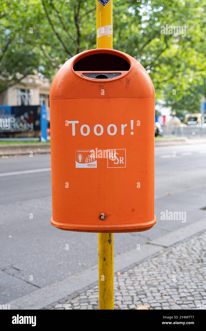 Dust bin at bus stop hi-res stock photography and images - Alamy