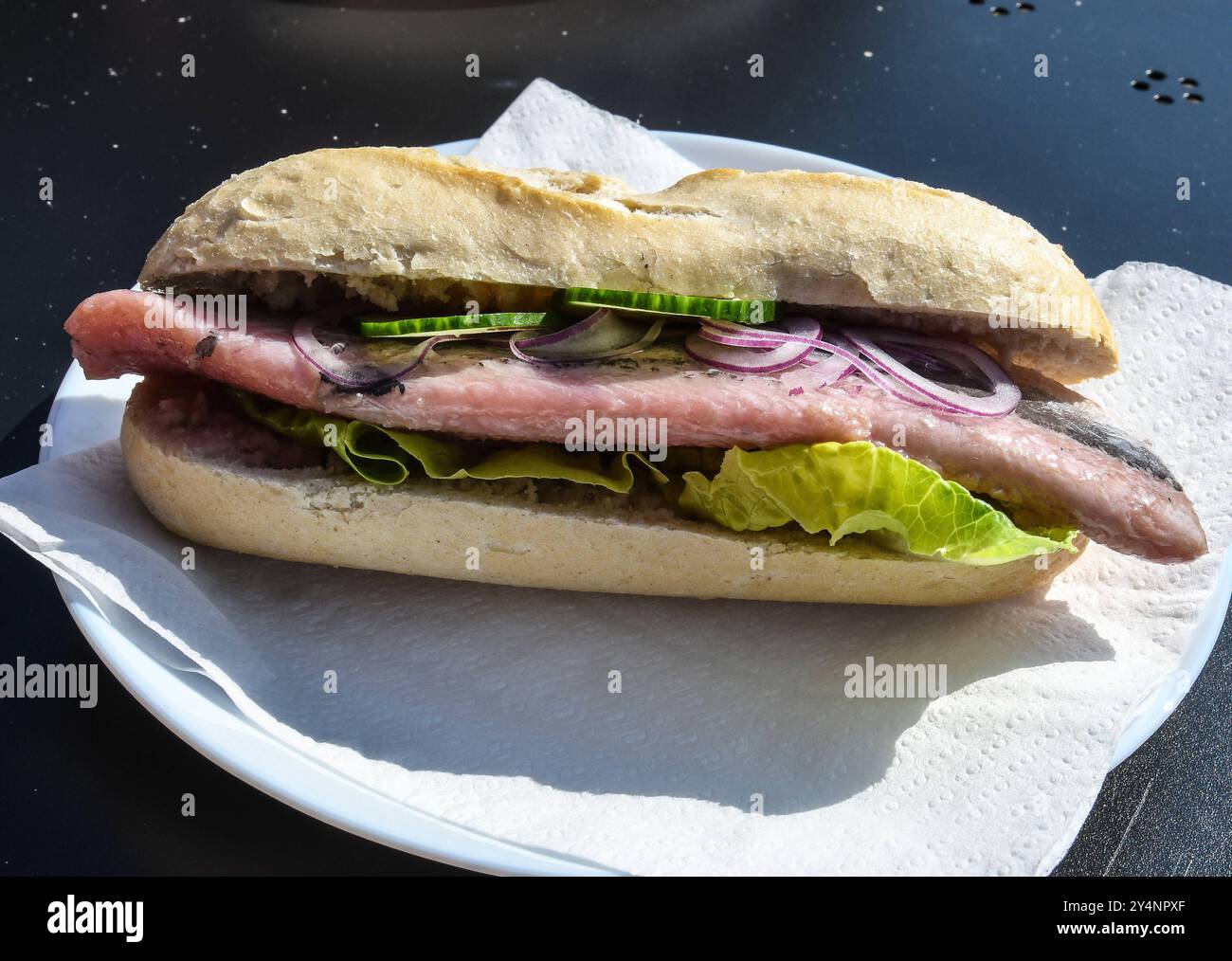 Klassiker: Knuspriges Fischbroetchen mit Matjes-Hering , Zwiebelringen ... Klassiker: Knuspriges Fischbroetchen mit Matjes-Hering , Zwiebelringen ...
