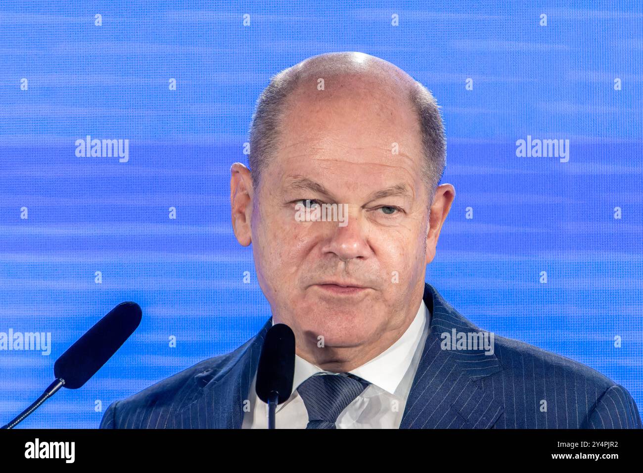 Grundsteinlegung bei Lyondell Basell mit Scholz und Wüst. Im Bild Bundeskanzler Olaf Scholz. Das im Toxic 100 Index 2023 als größter Wasser- und Luftverschmutzer der USA aufgelistete Unternehmen LyondellBasell mit Hauptsitz in Rotterdam plant, unter Anwendung seiner neuartigen MoReTec-Technologie Nägel mit Köpfen zu machen. Im Beisein hochrangiger Politiker wurde am 19. September 2024 der Grundstein für die erste chemische Recyclinganlage MoReTec1 gelegt. Wesseling Nordrhein-Westfalen Deutschland *** Laying the foundation stone at Lyondell Basell with Scholz and Wüst Pictured Stock Photo