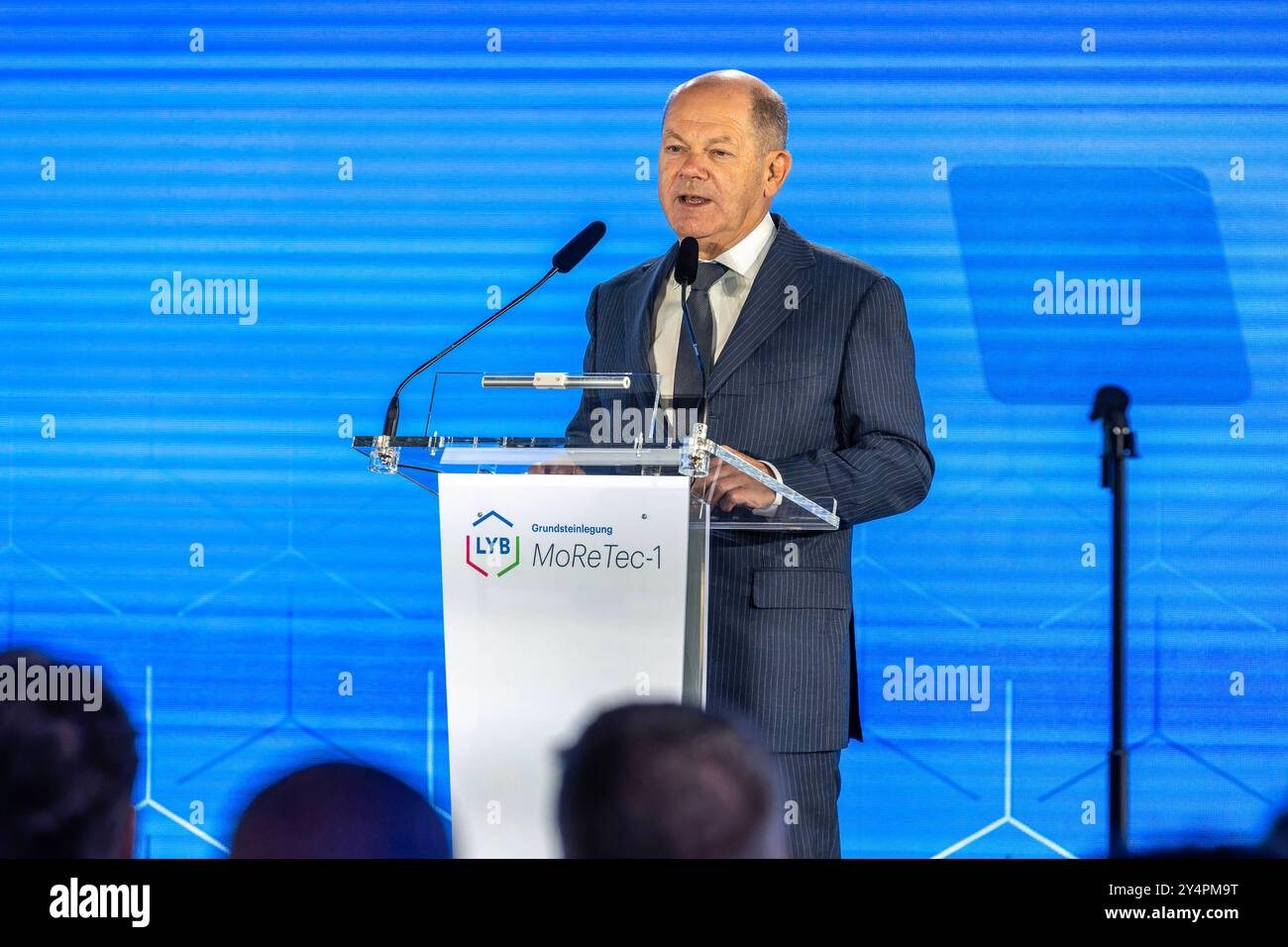 Grundsteinlegung bei Lyondell Basell mit Scholz und Wüst. Im Bild Bundeskanzler Olaf Scholz. Das im Toxic 100 Index 2023 als größter Wasser- und Luftverschmutzer der USA aufgelistete Unternehmen LyondellBasell mit Hauptsitz in Rotterdam plant, unter Anwendung seiner neuartigen MoReTec-Technologie Nägel mit Köpfen zu machen. Im Beisein hochrangiger Politiker wurde am 19. September 2024 der Grundstein für die erste chemische Recyclinganlage MoReTec1 gelegt. Wesseling Nordrhein-Westfalen Deutschland *** Laying the foundation stone at Lyondell Basell with Scholz and Wüst Pictured Stock Photo