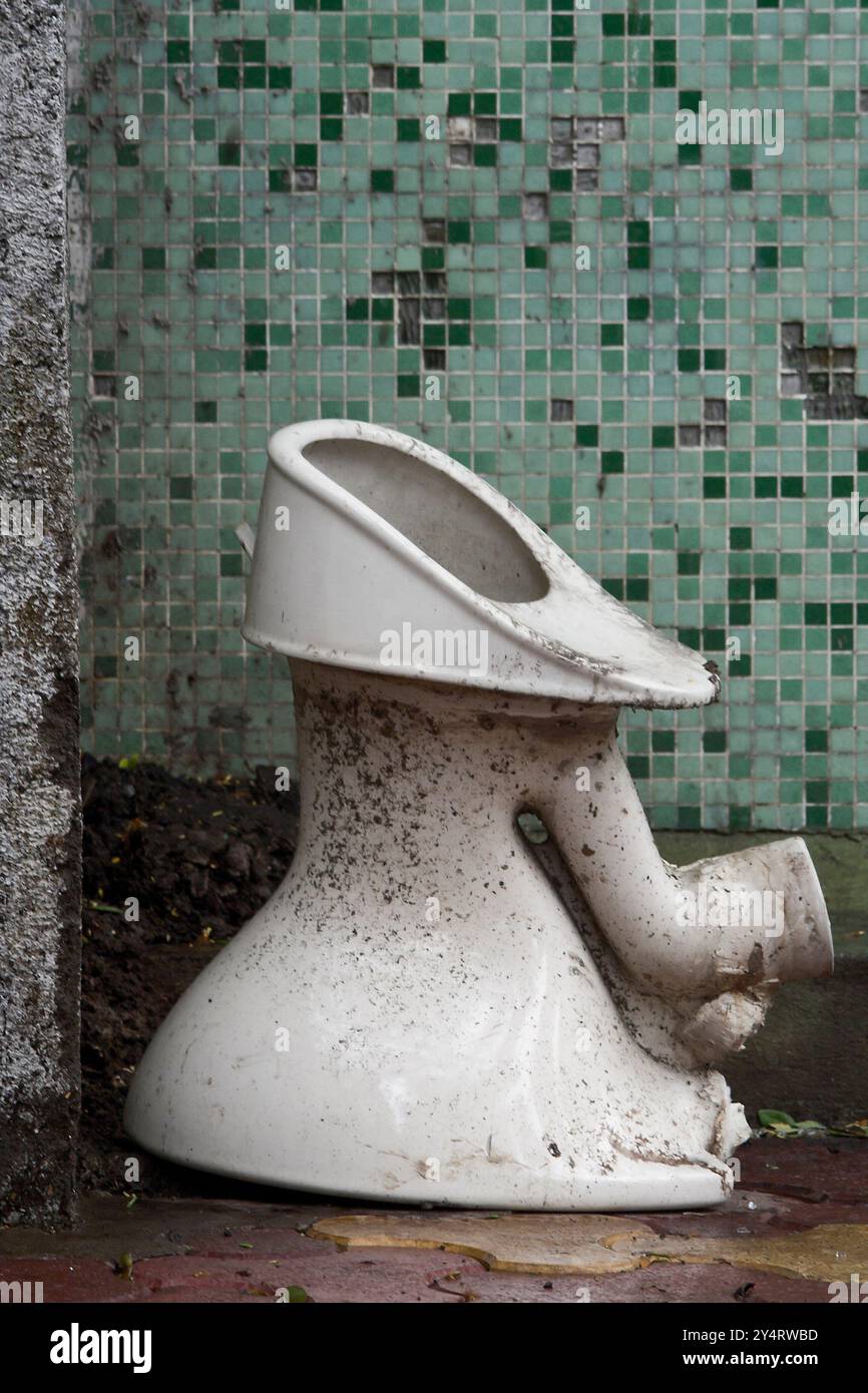 Outdoor toilet india hi-res stock photography and images - Alamy
