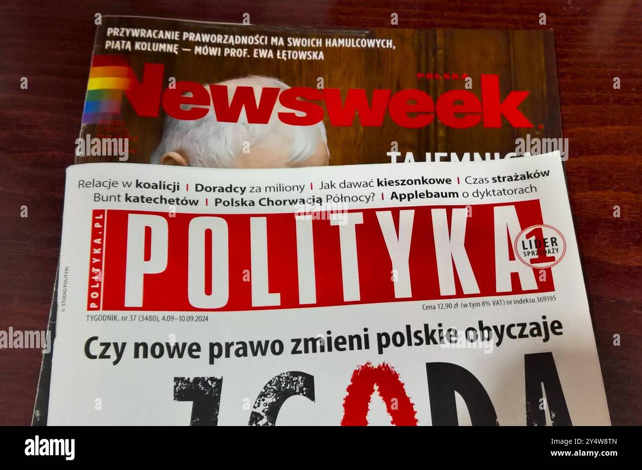 Newsweek Polska und Polityka Magazin aus Polen. Polityka - übersetzt Politik, ist ein polnisches Nachrichtenmagazin. Es erscheint wöchentlich. Politisch wird die Zeitschrift als sozialliberal verortet. *** Newsweek Polska and Polityka magazine from Poland Polityka is a Polish news magazine published weekly Politically, the magazine is classified as socially liberal Stock Photo
