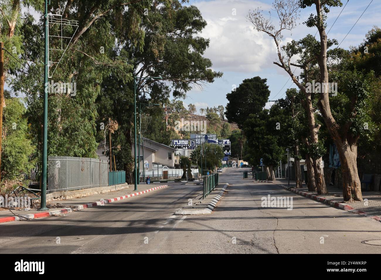 Kiryat Shmona. 19th Sep, 2024. Photo taken on Sept. 19, 2024 shows an empty street in northern Israeli city of Kiryat Shmona. On Thursday, the Israel Defense Forces (IDF) reported that Hezbollah launched drone and missile strikes into northern Israel, resulting in the deaths of two Israeli soldiers and severe injuries to another. Credit: Gil Cohen Magen/Xinhua/Alamy Live News Stock Photo