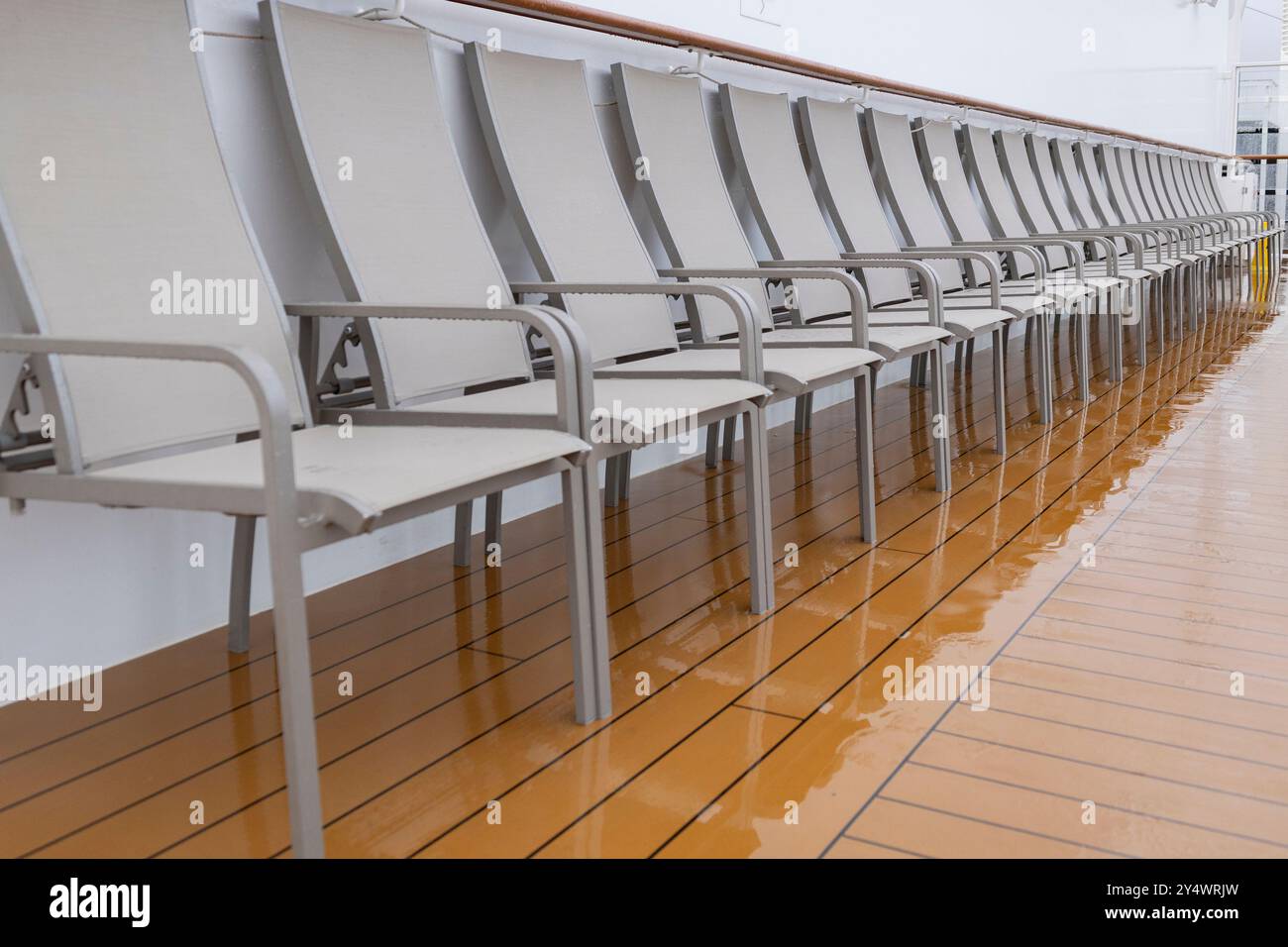 Promenade deck chairs ship hi-res stock photography and images - Alamy