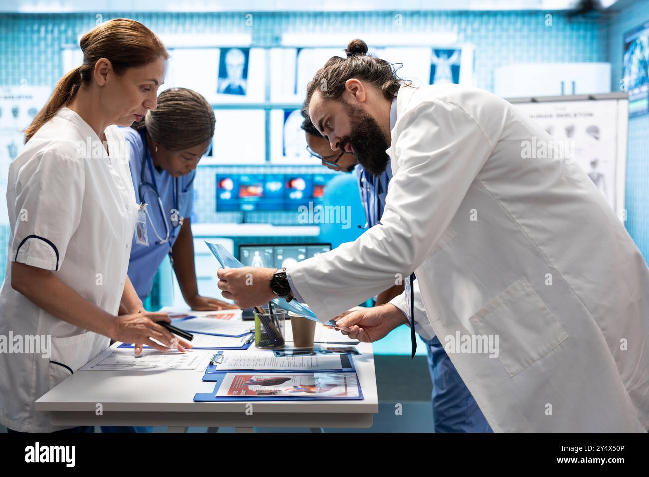 Medic discuss human anatomy scans hi-res stock photography and images ...
