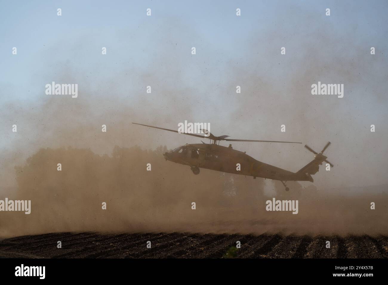 (240919) -- ISRAEL-LEBANON-BORDER, Sept. 19, 2024 (Xinhua) -- An Israeli helicopter carrying injured soldiers is seen near the Israeli northern border with Lebanon, on Sept. 19, 2024. Two Israeli soldiers were killed on Thursday in cross-border drone and missile attacks carried out by the Lebanese Hezbollah group, the Israeli military said in a statement. (Ayal Margolin/JINI via Xinhua) Stock Photo