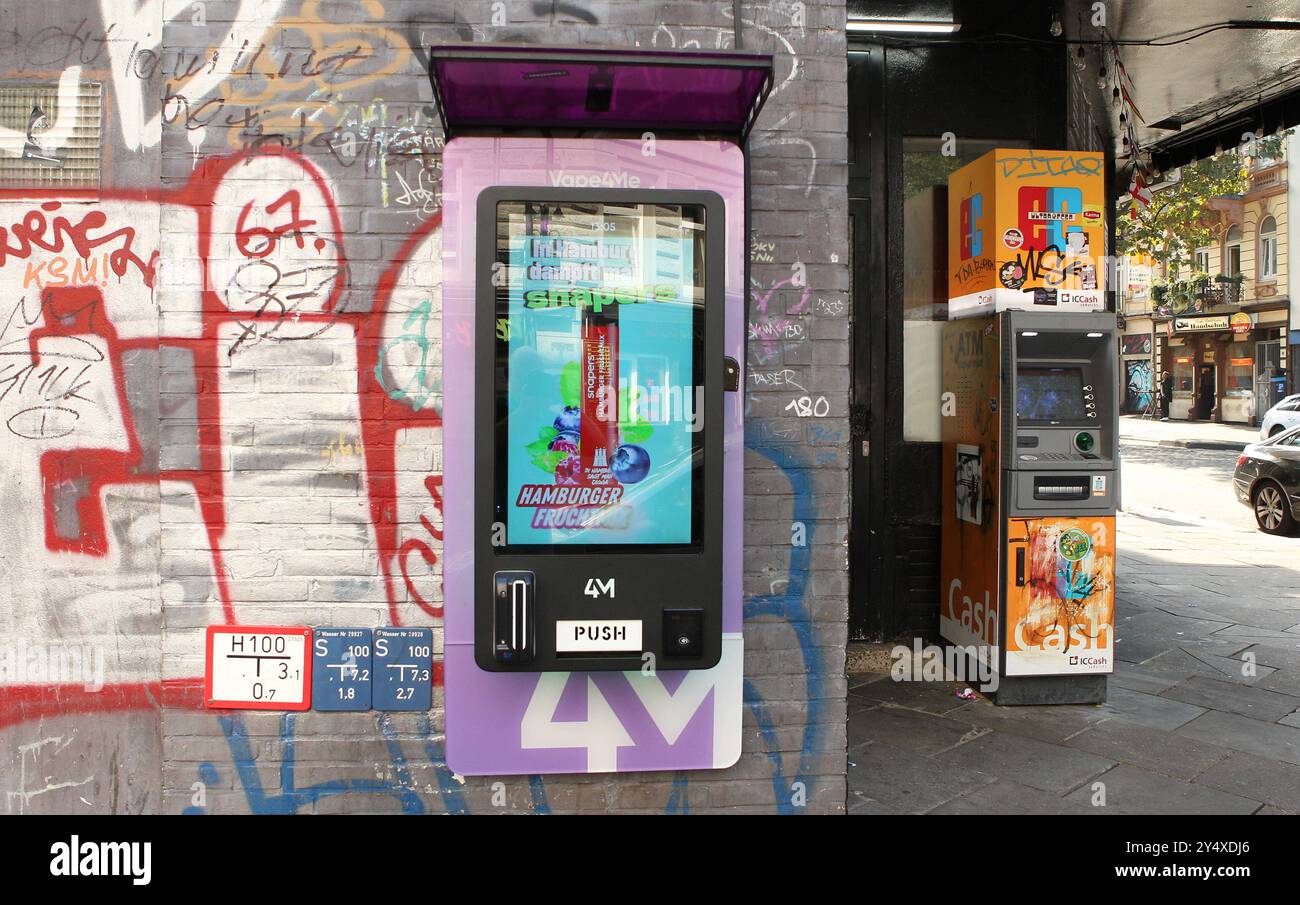 elfbar elfa master akku An der Fassade eines Clubs auf St. Pauli hängt ein Automat von Vape4me, in  dem elektronische Zigaretten erworben werden können. St. Pauli Hamburg ***  A Vape4me vending machine, where electronic cigarettes can