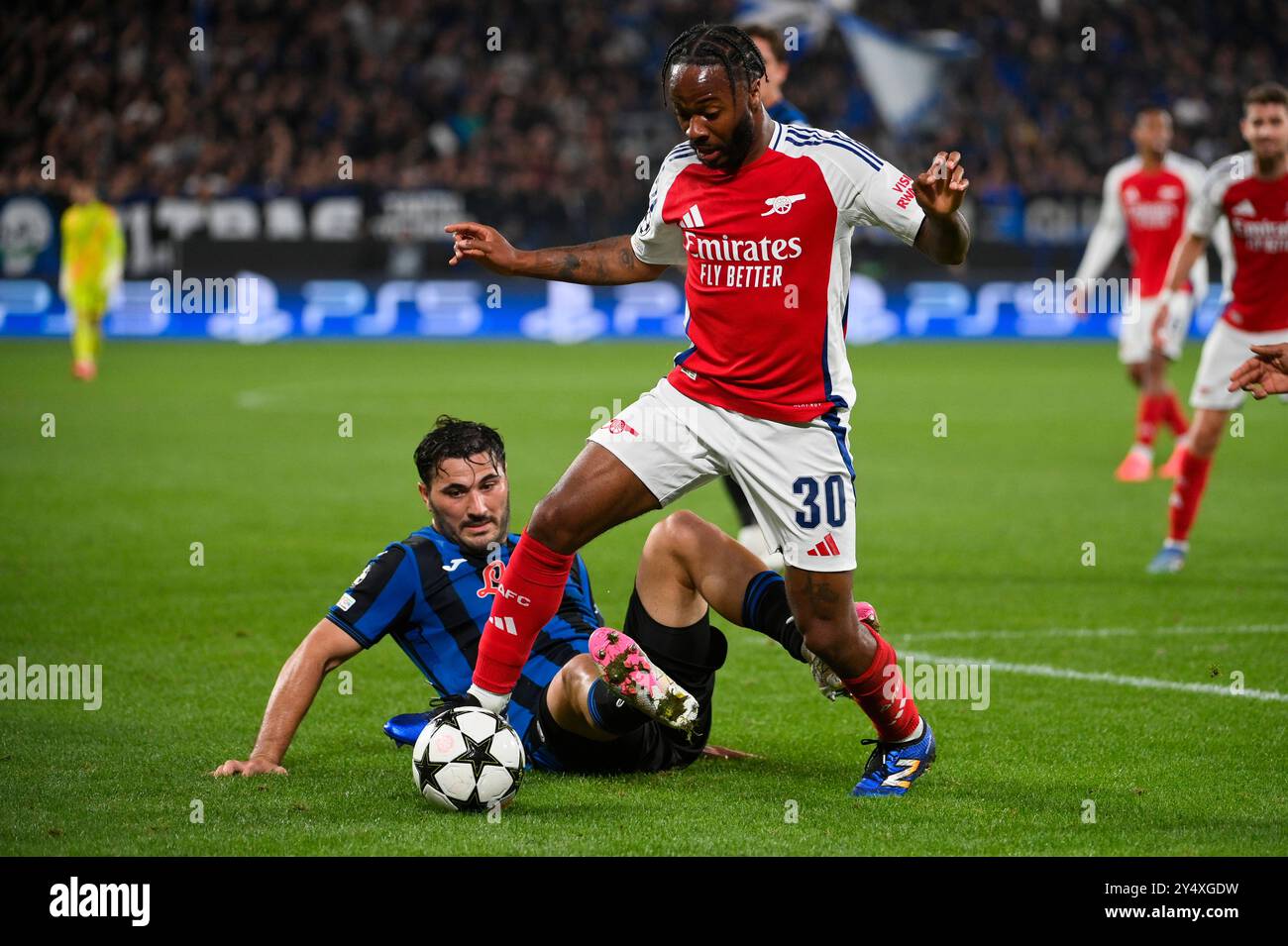 Arsenal control ball hi-res stock photography and images - Alamy
