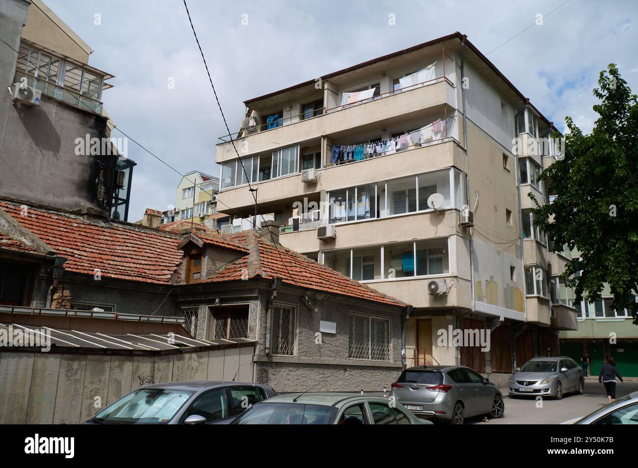 Bustling neighborhood setting hi-res stock photography and images - Alamy