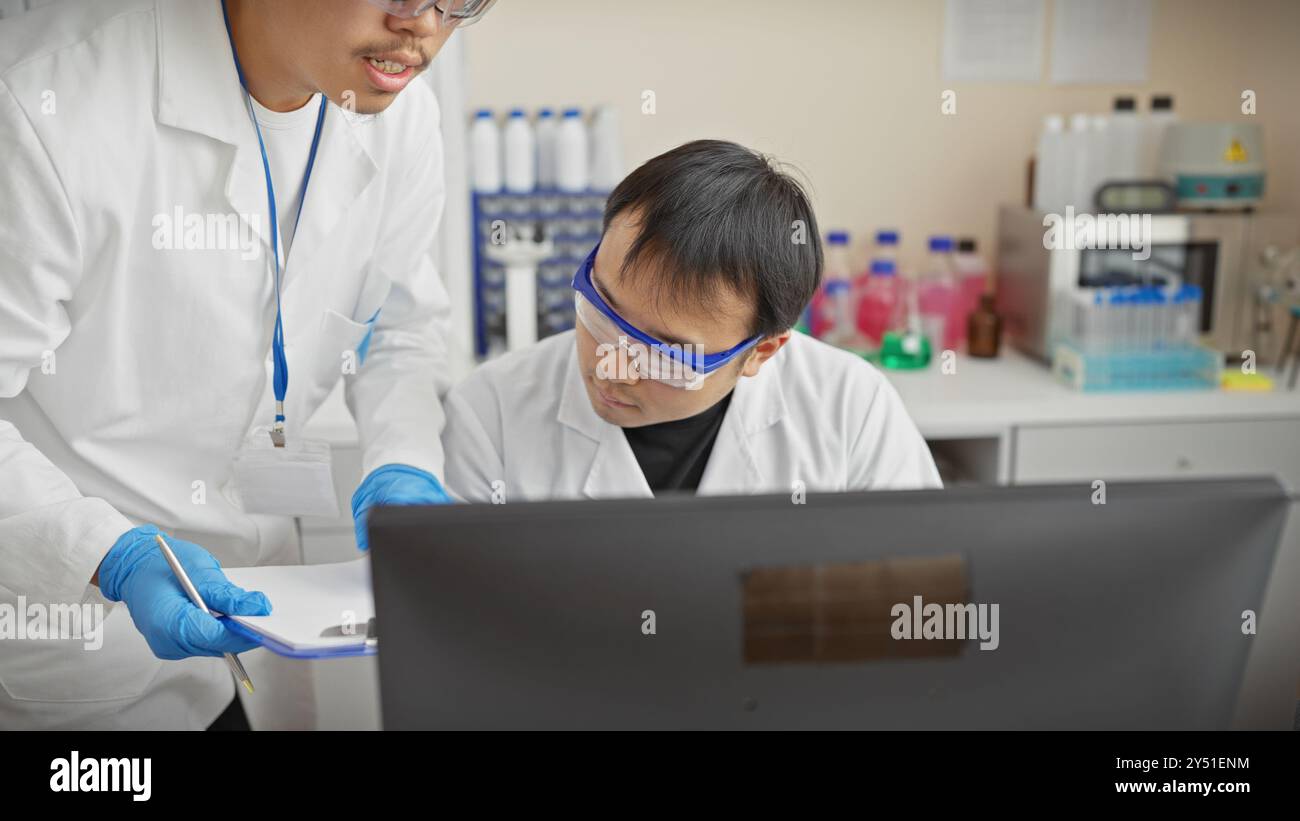 Coworkers in science lab hi-res stock photography and images - Alamy
