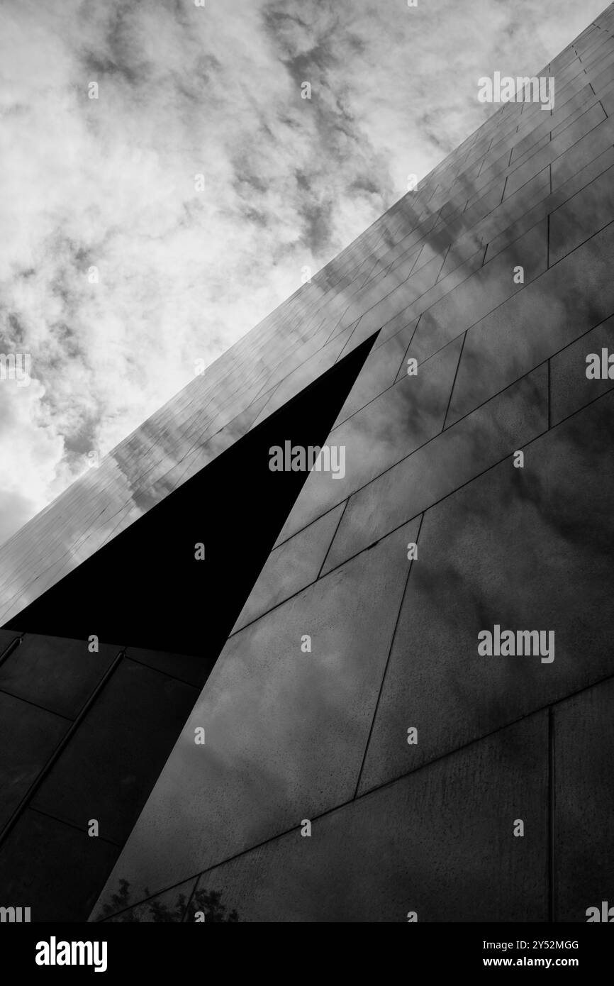 Reflection of the sky and clouds on a modern building Stock Photo - Alamy