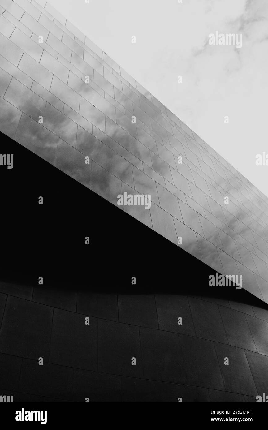 Reflection of the sky and clouds on a modern building Stock Photo - Alamy